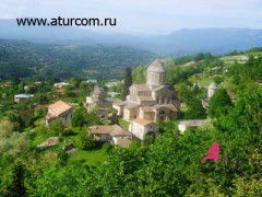 На фотографии Рачинский регион Грузии, вид с трекинга на 9 крестов